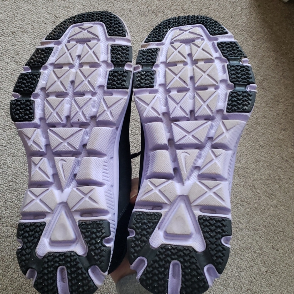 Nike shoes - Picture 3 of 4